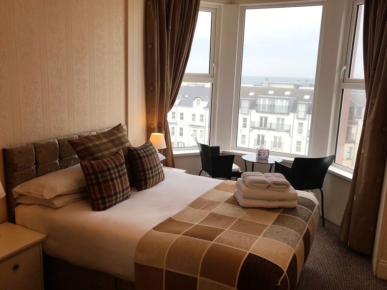 Chambre Double, salle de bains attenante, vue mer | Wi-Fi gratuit, draps fournis