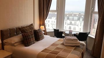 Chambre Double, salle de bains attenante, vue mer | Wi-Fi gratuit, draps fournis
