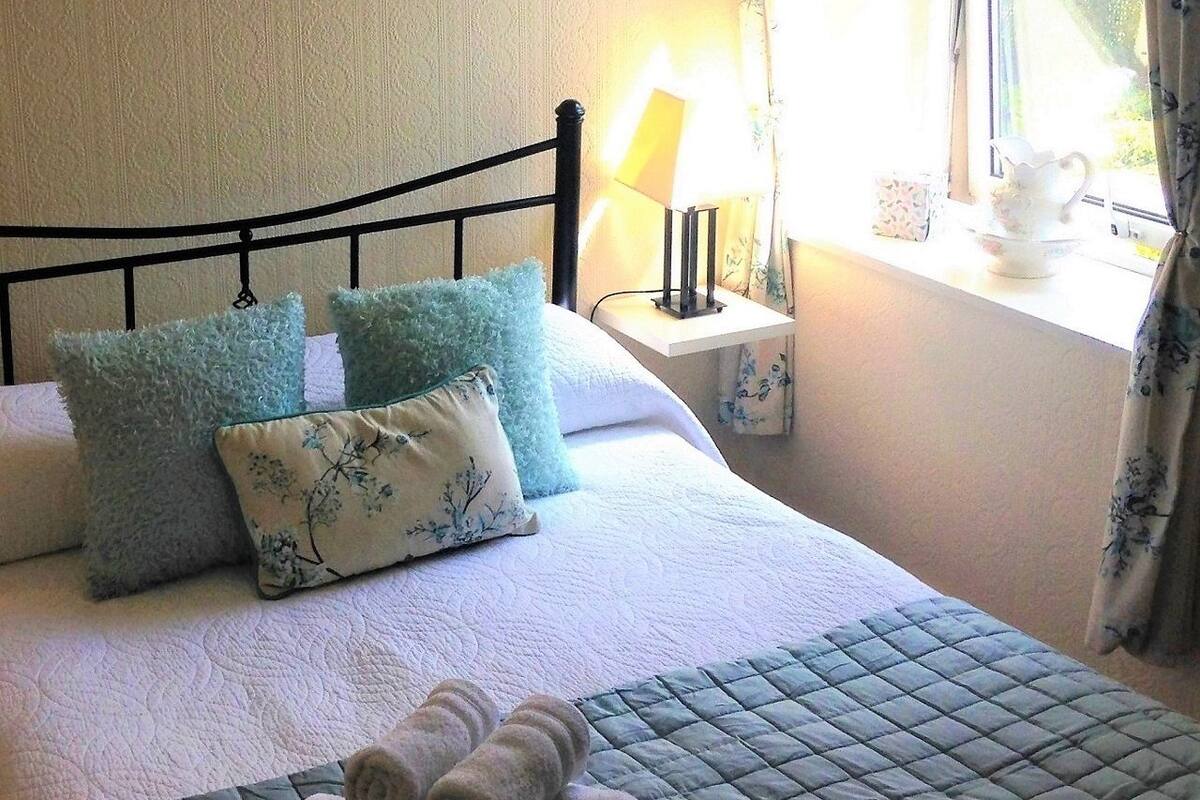 Chambre Double, salle de bains attenante | Wi-Fi gratuit, draps fournis