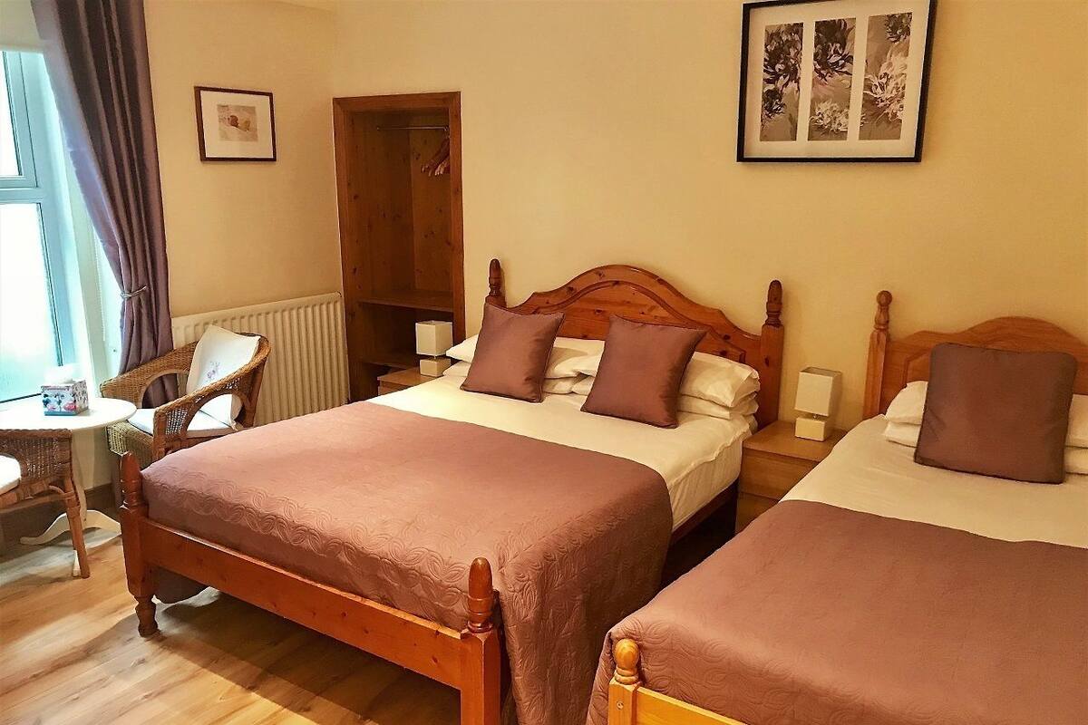 Chambre Familiale, salle de bains attenante | Wi-Fi gratuit, draps fournis