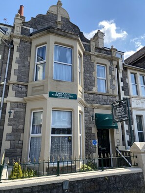 A corner building with a sign for "Parasol Guest House" and "En-suite rooms". - The Parasol Weston (Weston-super-Mare)
