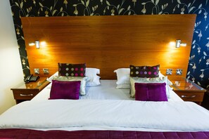 Family Suite | Desk, iron/ironing board, free WiFi, bed sheets