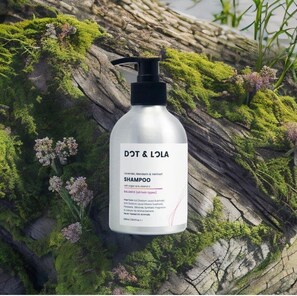 Uma garrafa do champô DOT & LOLA com lavanda, mandarim e vertvert, sem ingredientes de origem animal, com tamanho de 250ml.