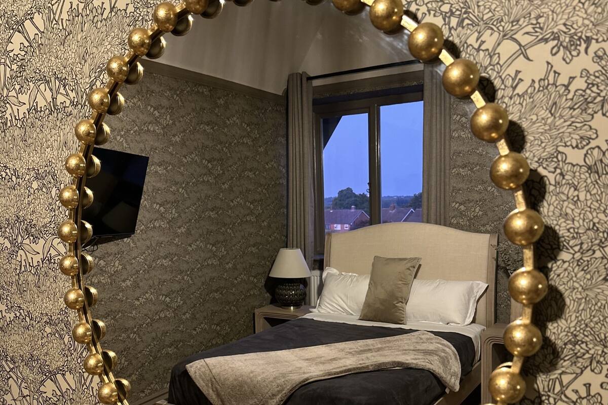Twin Room, Ensuite (The Yoko Room)