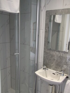 Bathroom - The Holmeleigh Hotel (Blackpool)