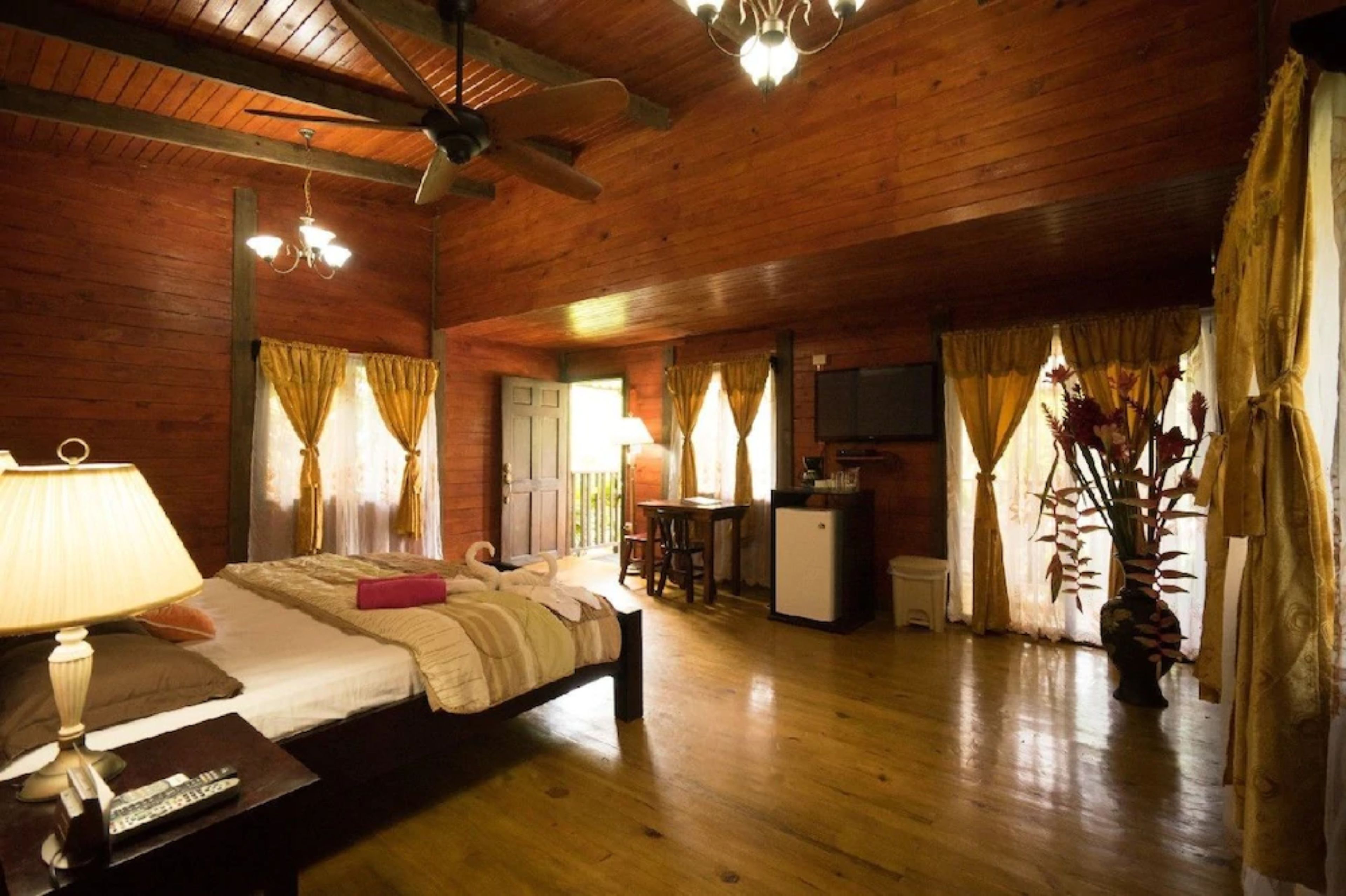 deluxe cabin, 1 king bed | down duvets, pillow-top beds, in-room safe, individually furnished