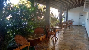 Se sirven desayunos, almuerzos y cenas (con vistas a la piscina)