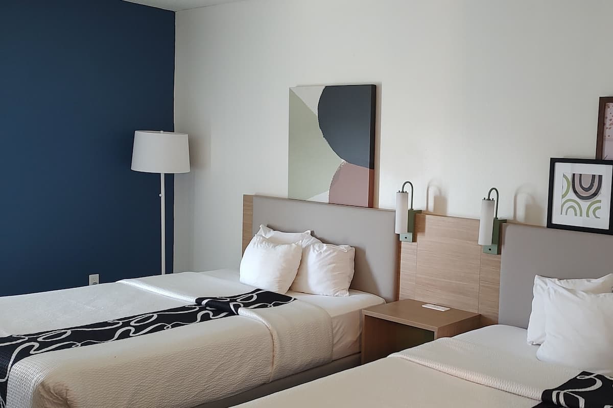 Chambre Deluxe, 2 grands lits, non-fumeurs | 1 chambre, surmatelas, bureau, fer et planche Ă repasser