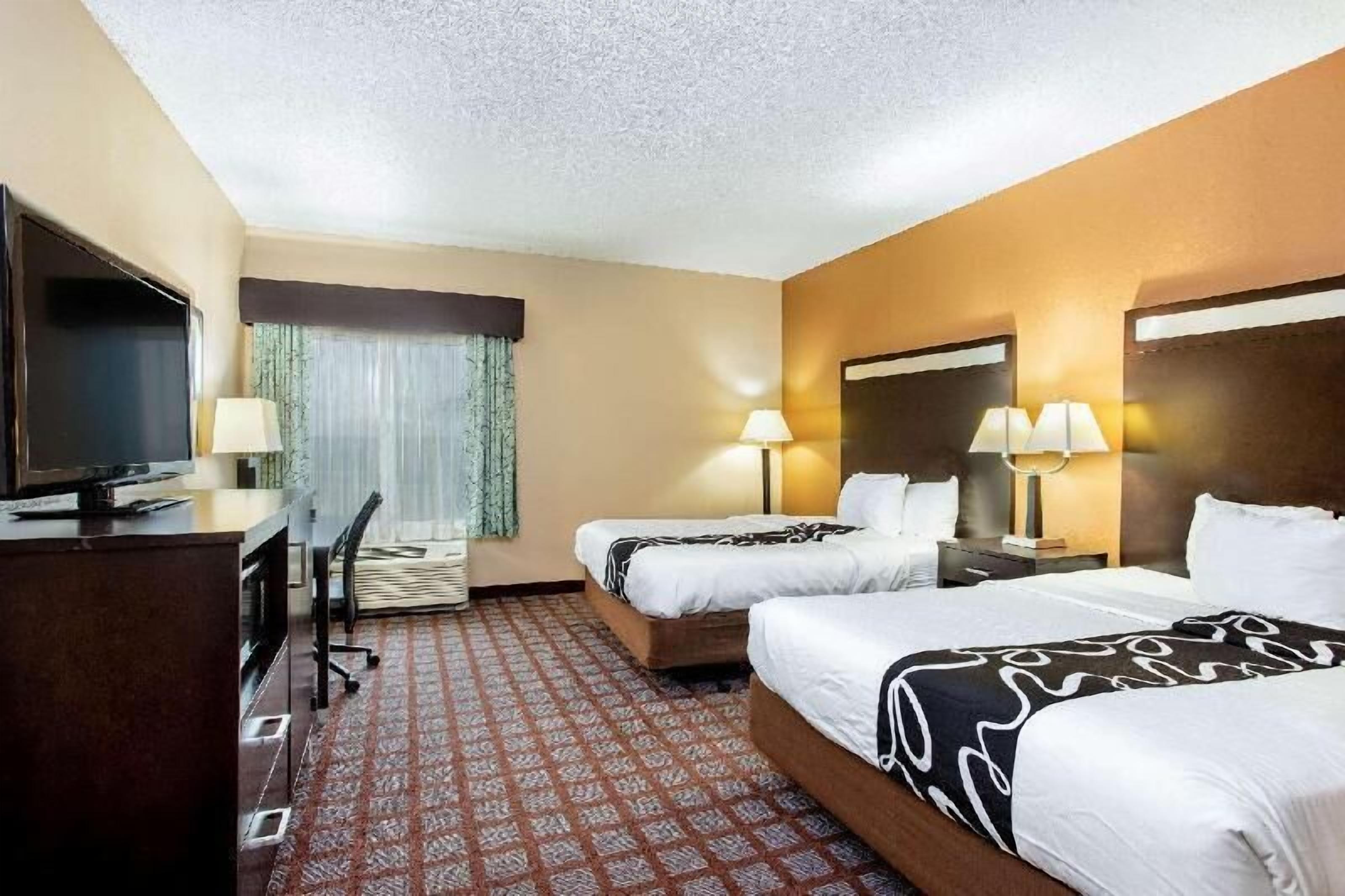 Camas con pillow-top, escritorio y tabla de planchar con plancha 