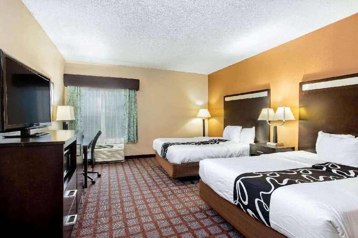 Camas con pillow-top, escritorio y tabla de planchar con plancha