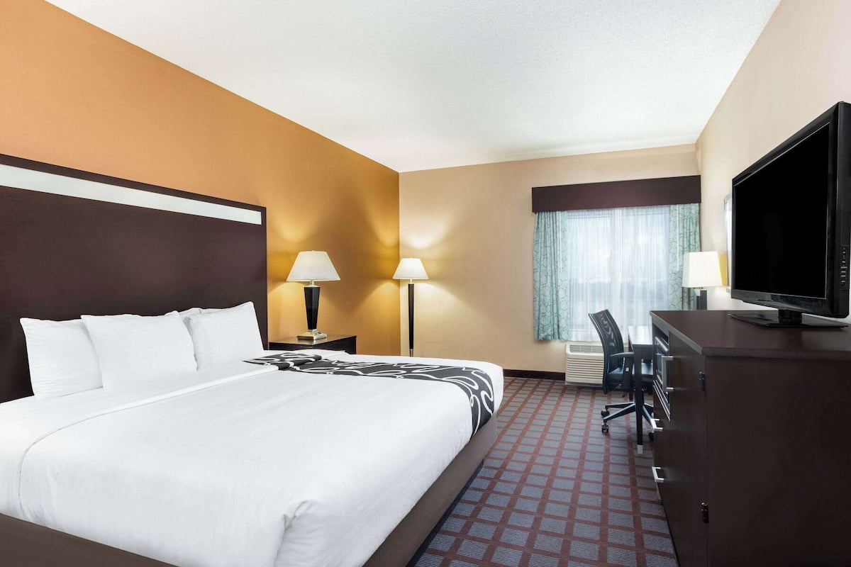 1 bedroom, pillowtop beds, desk, iron/ironing board