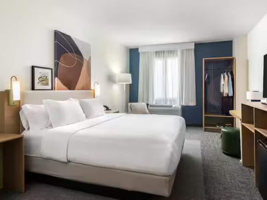 Lit avec matelas à plateau-coussin, bureau, fer et planche à repasser