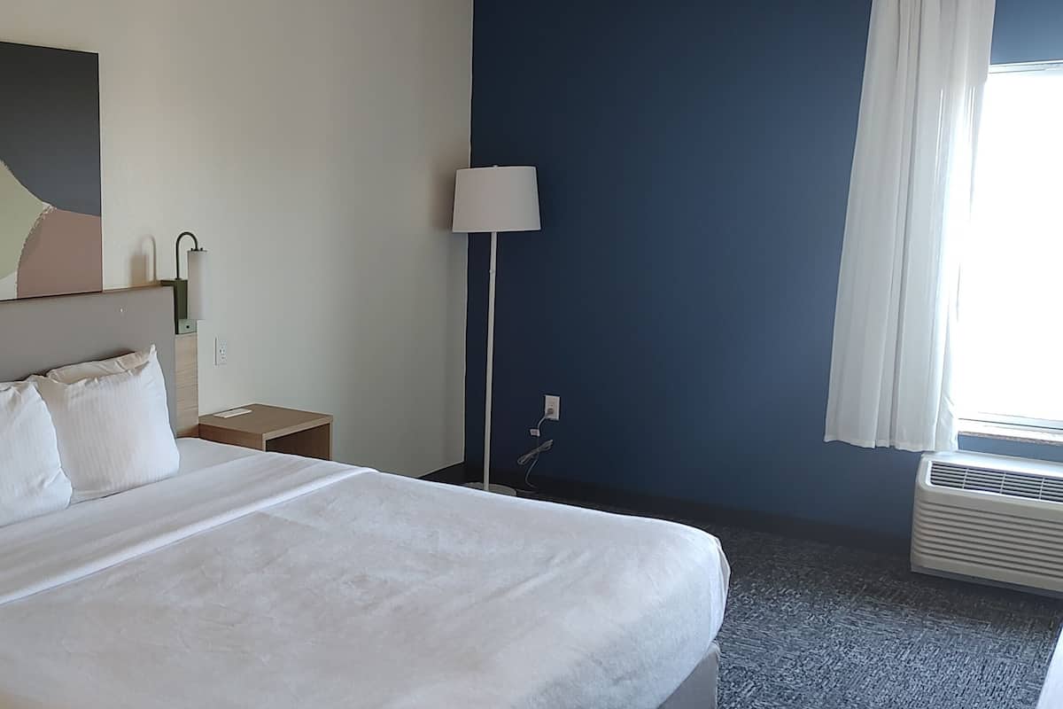 Chambre Deluxe, 1 trĂšs grand lit, non-fumeurs | 1 chambre, surmatelas, bureau, fer et planche Ă repasser