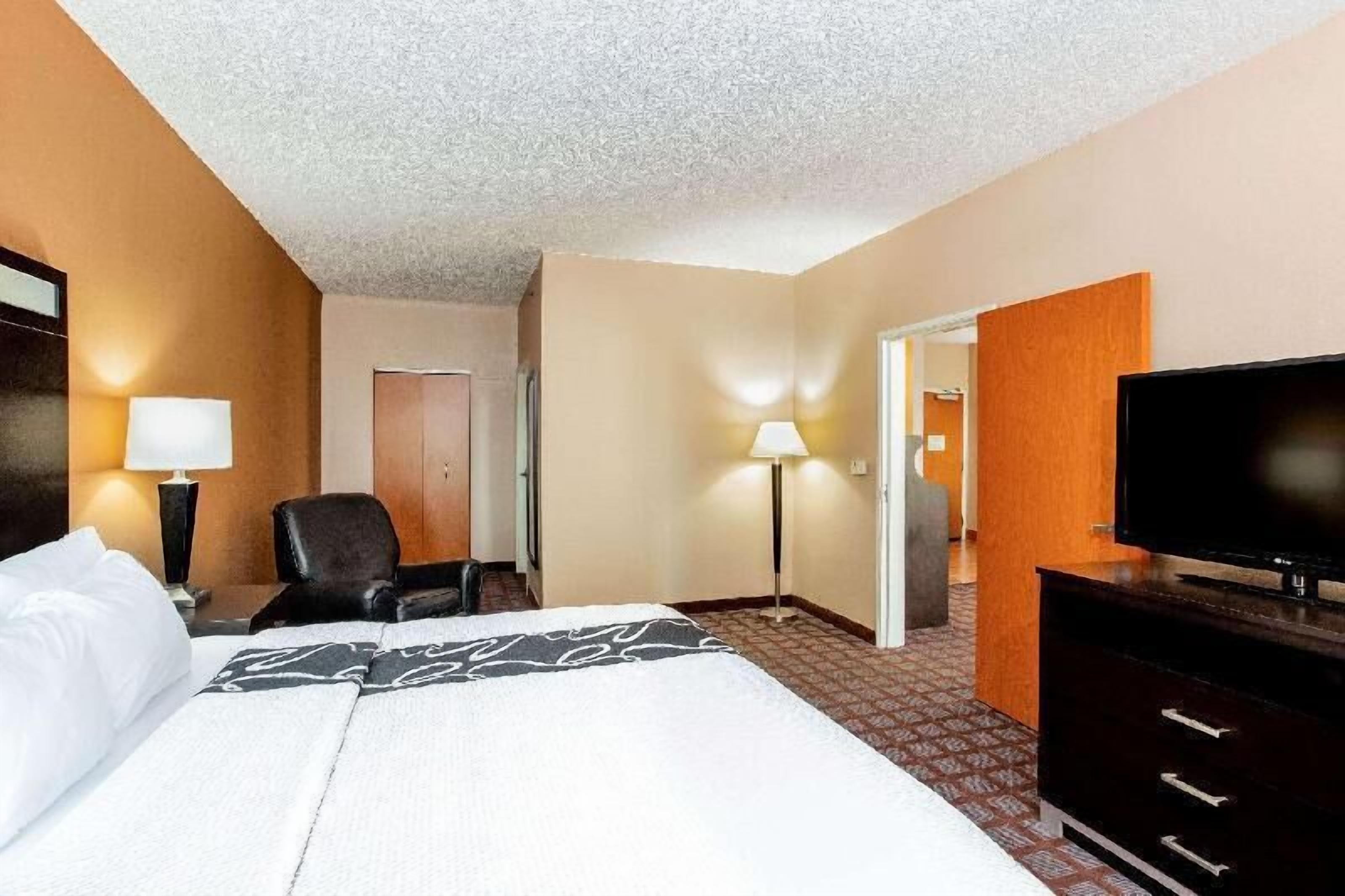 Camas con pillow-top, escritorio y tabla de planchar con plancha 