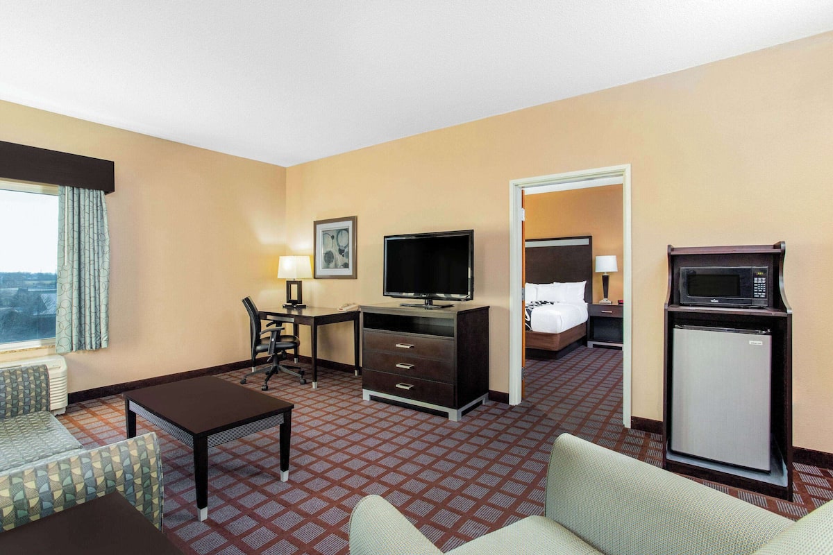 Suite, 1 Bedroom, Non Smoking (1 King Bed) | 1 bedroom, pillowtop beds, desk, iron/ironing board
