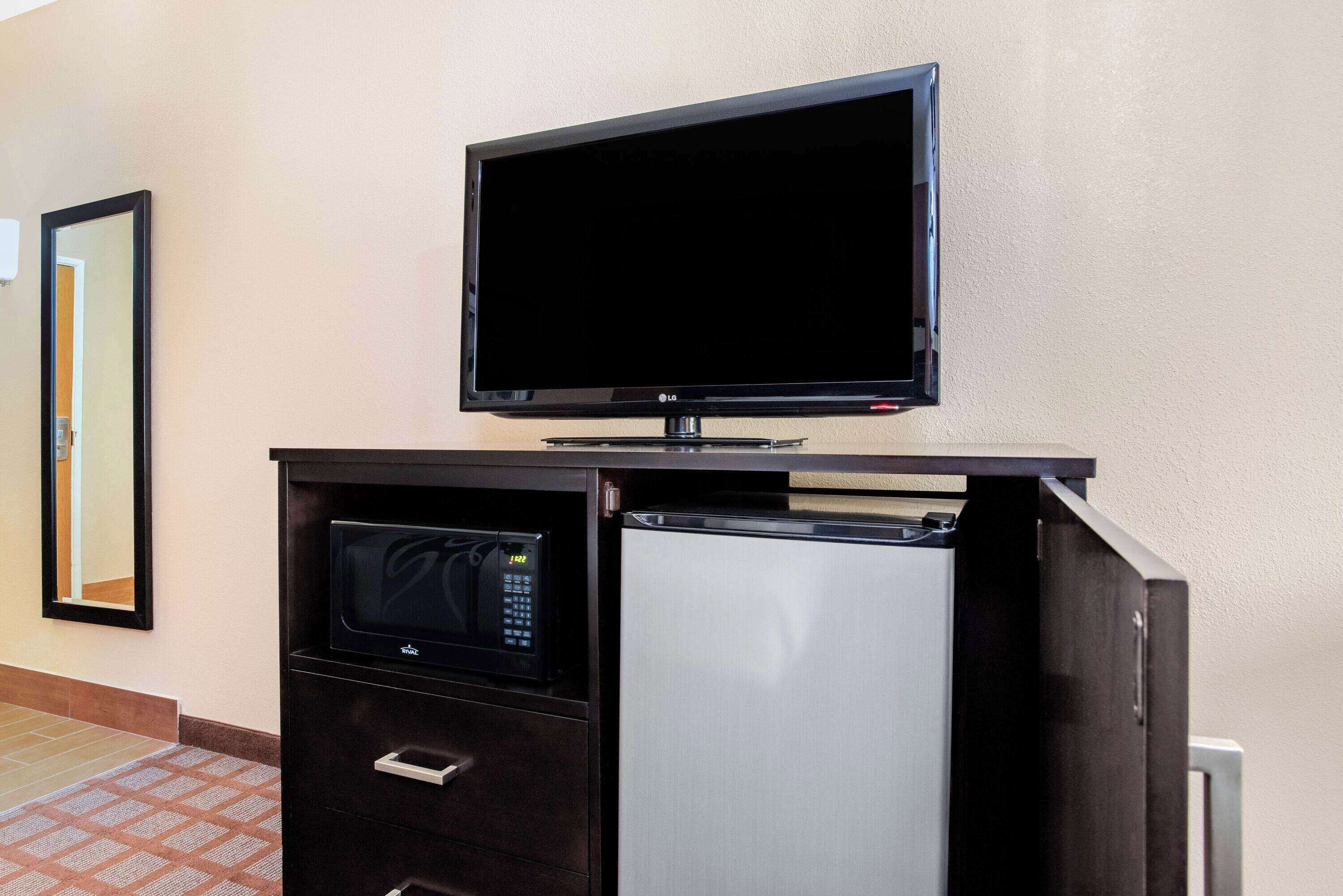 1 bedroom, pillow-top beds, desk, iron/ironing board