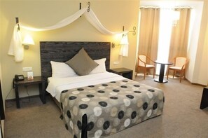 Habitación familiar | Minibar y caja de seguridad en la habitación 