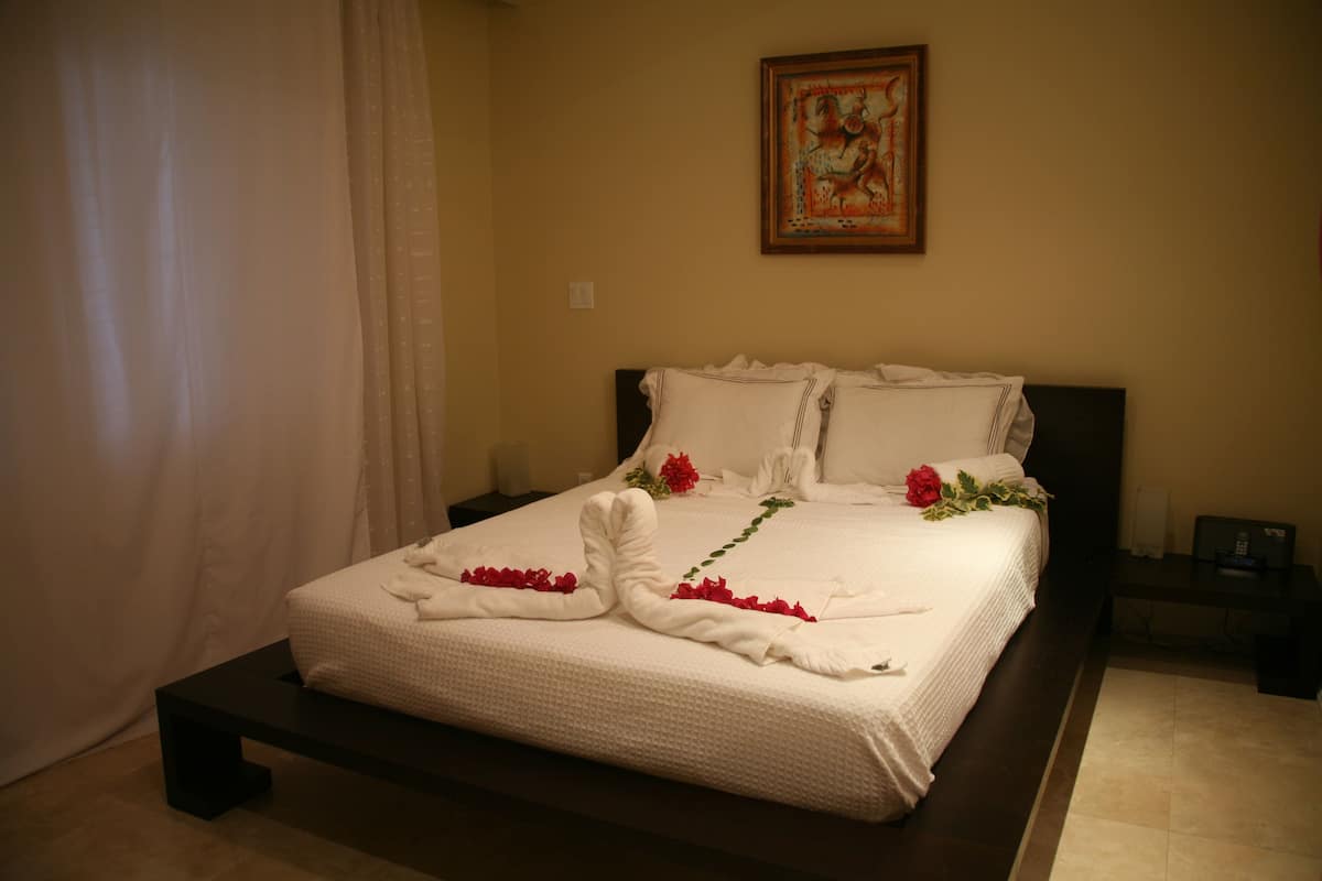 Studio, 1 Queen Bed | Premium bedding, pillow-top beds, in-room safe, individually decorated