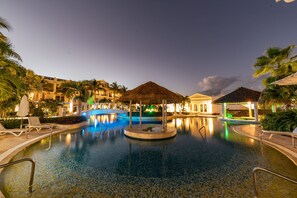 Outdoor pool, pool umbrellas, pool loungers - The Atrium Resort (Providenciales)