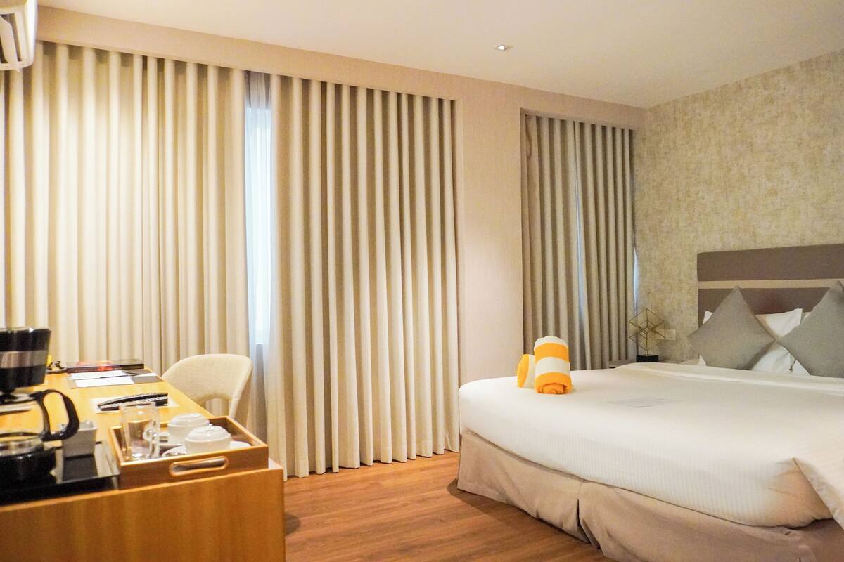 Standard King Room | Premium bedding, down comforters, in-room safe, desk