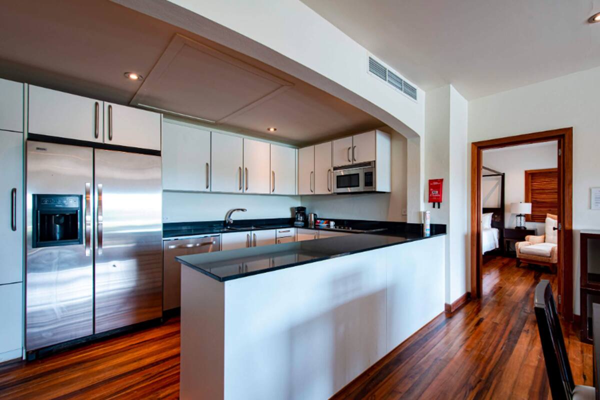 deluxe suite, 2 bedrooms, balcony (room only) | private kitchen | microwave, coffee/tea maker