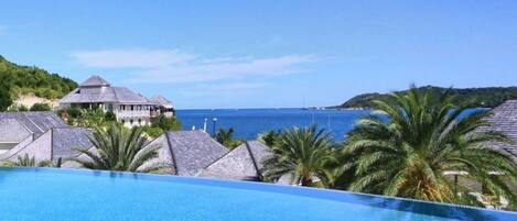 2 Außenpools, Sonnenschirme, Liegestühle