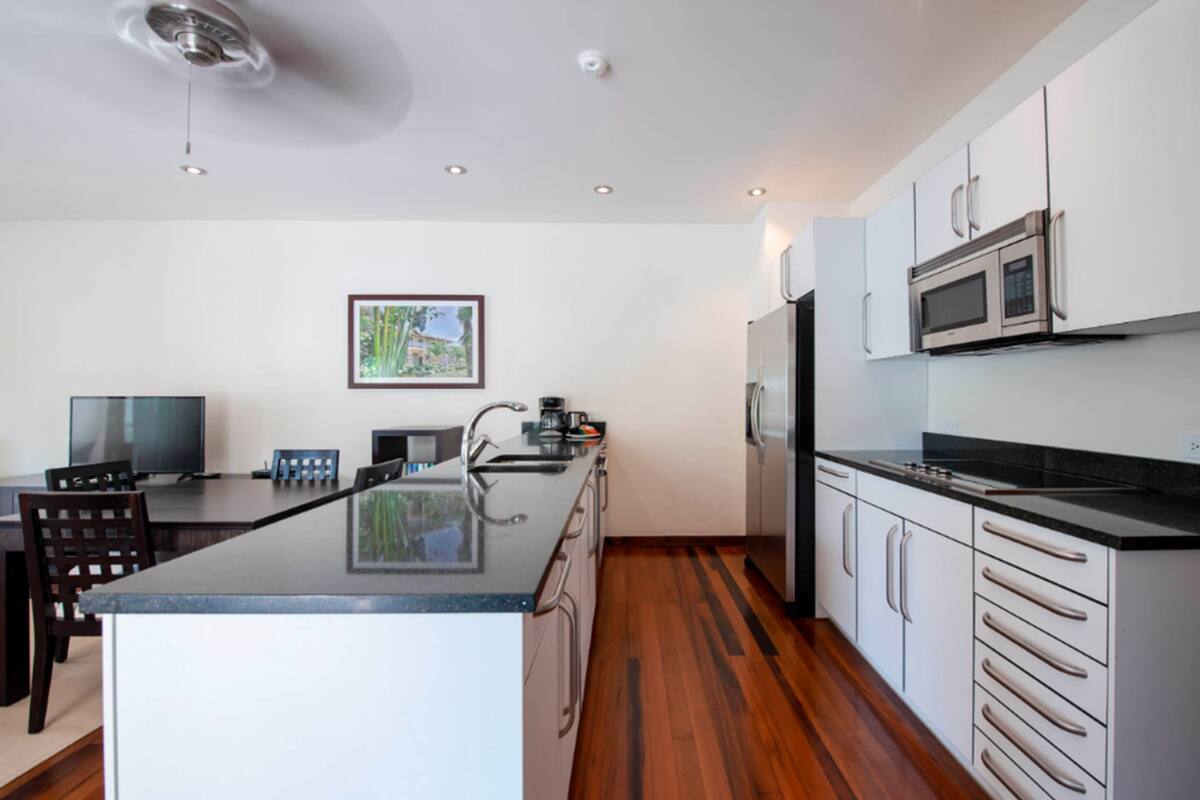 deluxe suite, balcony (room only) | private kitchen | microwave, coffee/tea maker