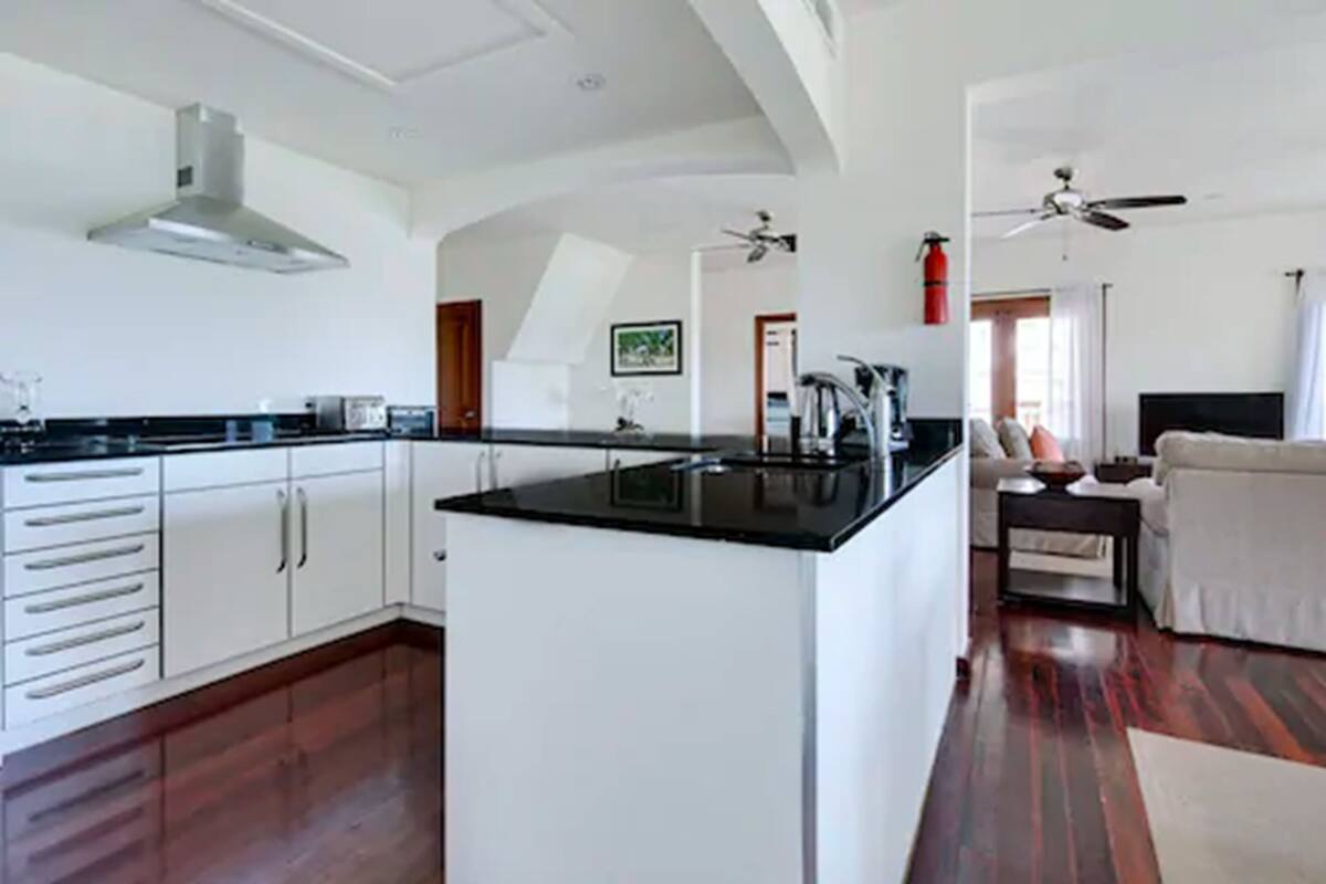 microwave, coffee/tea maker