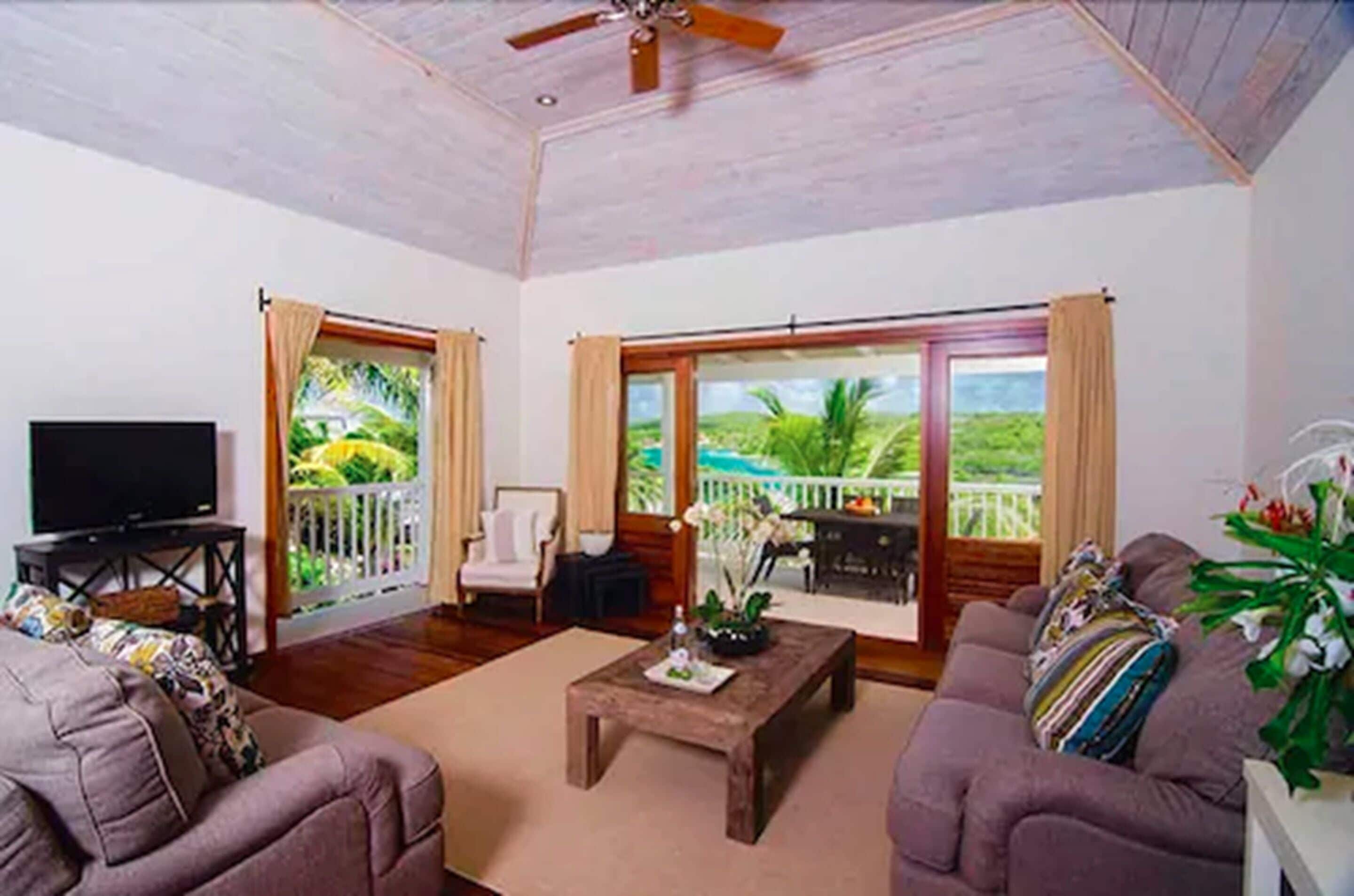 Deluxe-Suite, 2 Schlafzimmer, Balkon (Room Only) | Wohnbereich | Smart-TV