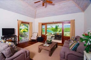 华丽套房, 2 间卧室, 阳台 (Room Only) | 起居区 | 智能电视