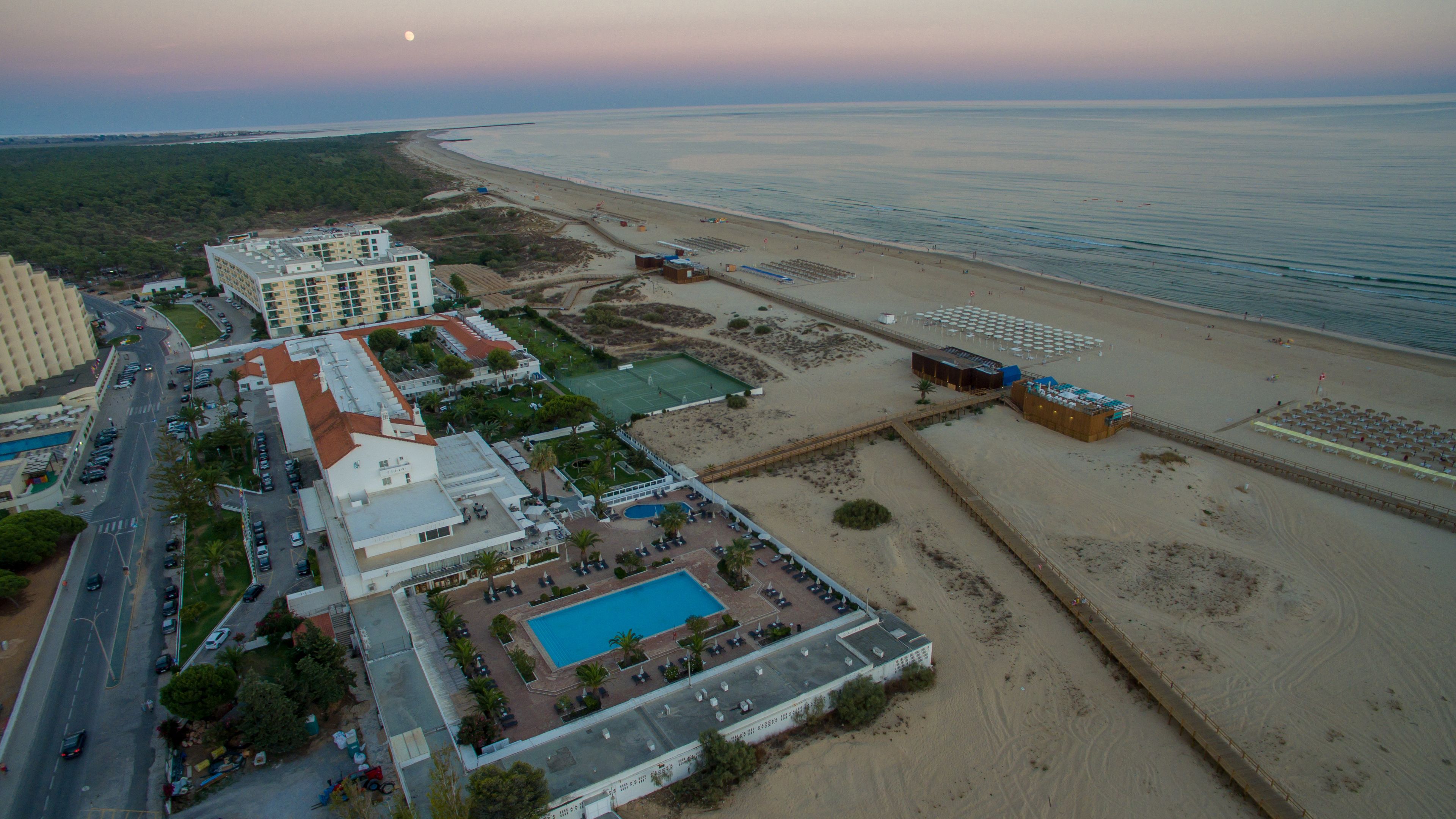 Ubicación a pie de playa, arena blanca, tumbonas y sombrillas