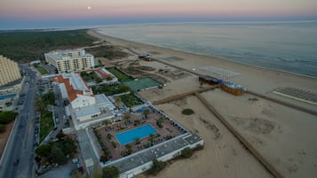 Ubicación a pie de playa, arena blanca, tumbonas y sombrillas