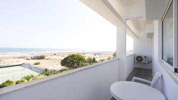 Habitación doble superior, vistas al mar (2 adults + 1 child) | Vistas desde la habitación