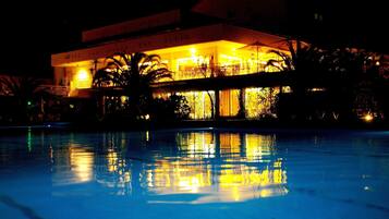 Outdoor pool, pool umbrellas, sun loungers