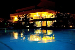 Piscina externa, guarda-sóis, espreguiçadeiras
