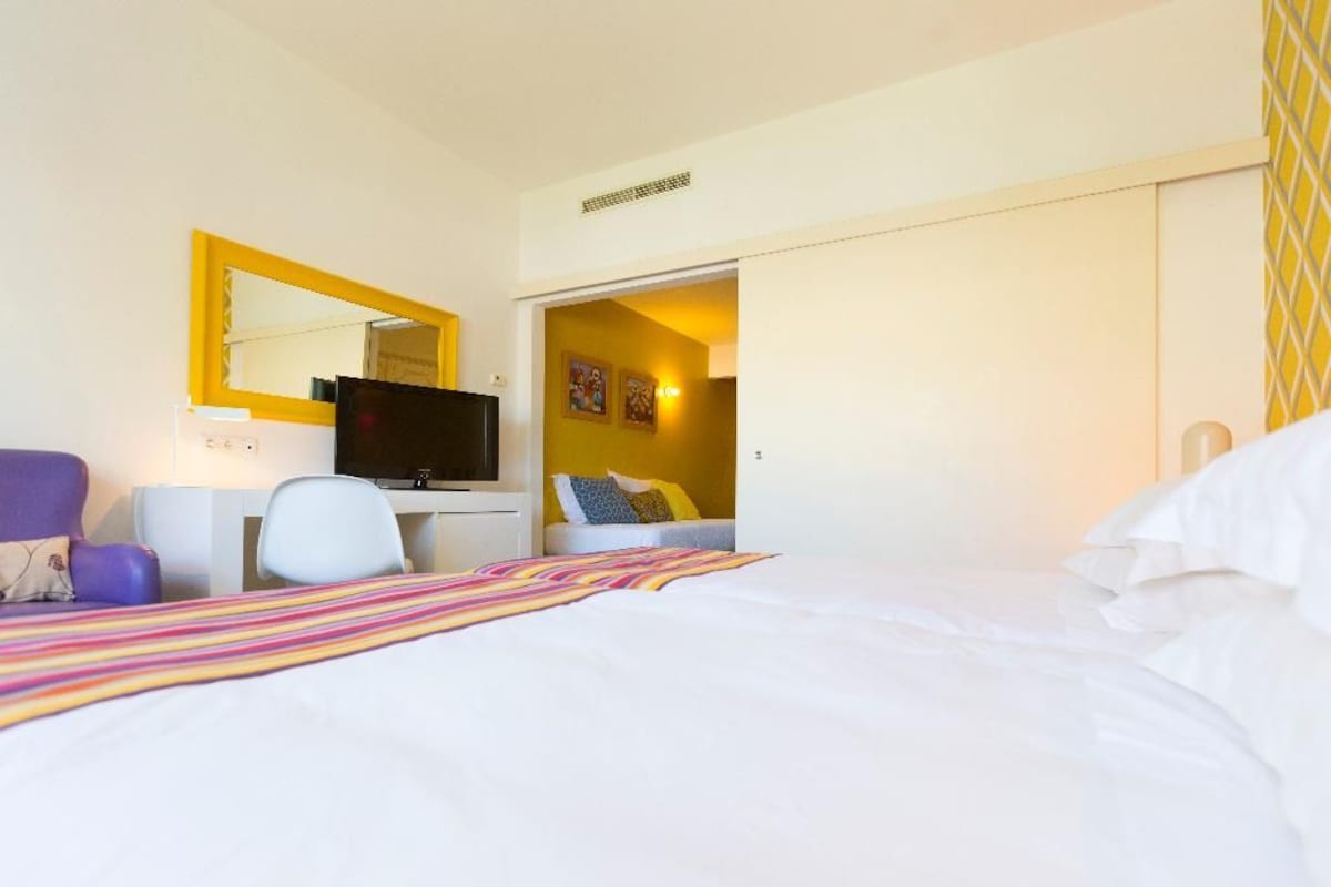 Minibar, in-room safe, desk, free WiFi
