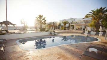 Außenpool, Sonnenschirme, Liegestühle