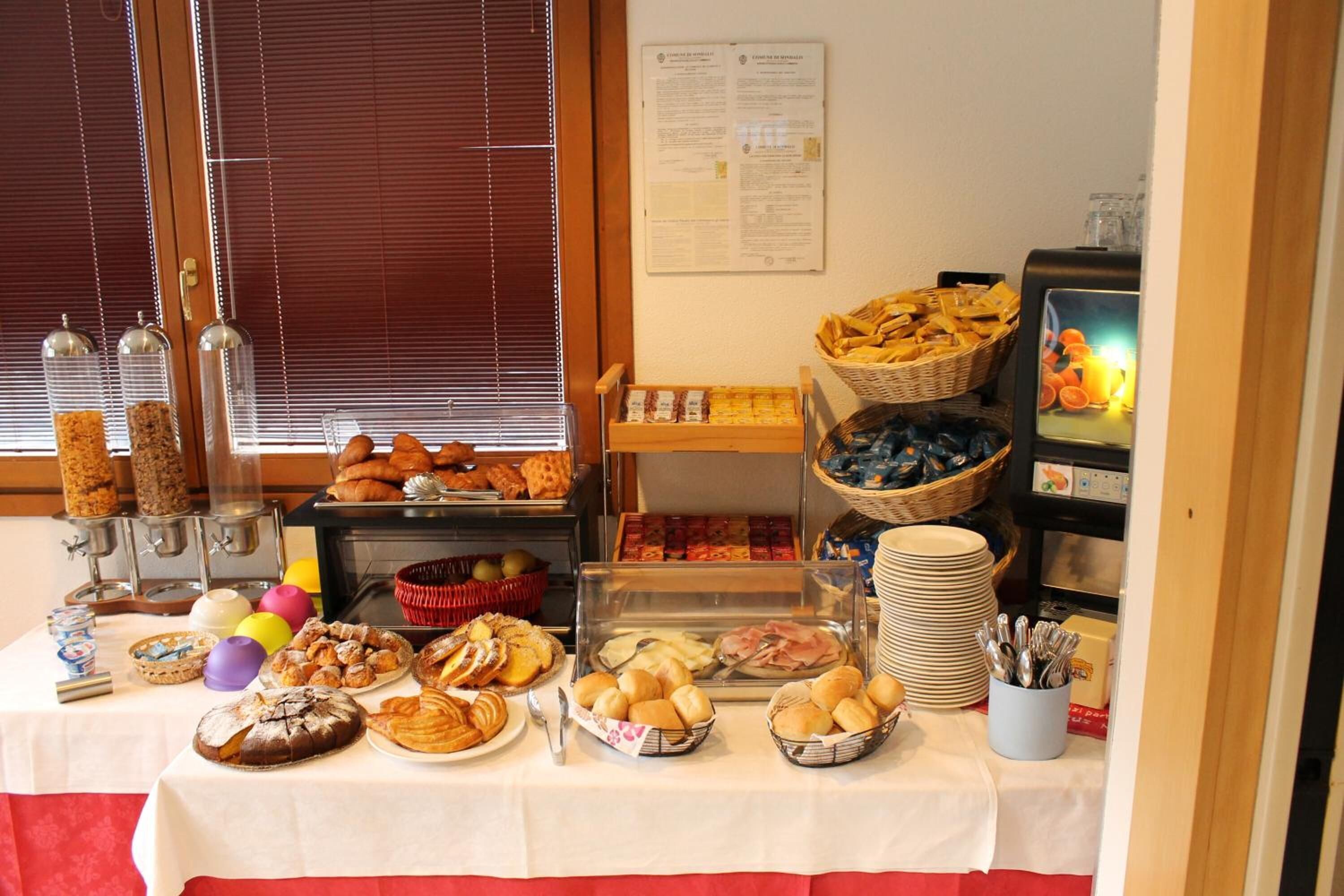 lunch and dinner served, italian cuisine