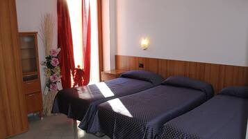 Chambre Triple, balcon | Coffres-forts dans les chambres, bureau, chambres insonorisées