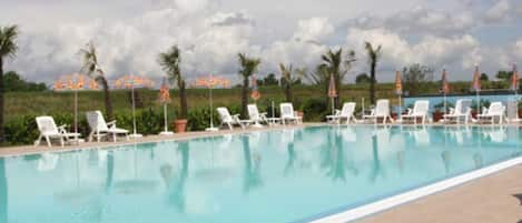 2 piscines extérieures, parasols de plage, chaises longues