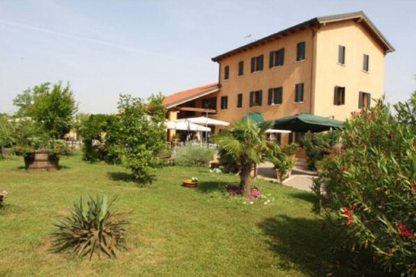 A two-story building with a flat roof and multiple windows. - Country House Country Club (Mestre)