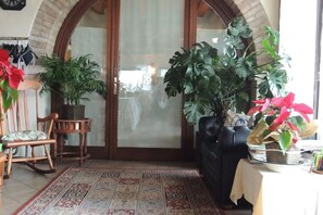 Coin salon dans le hall