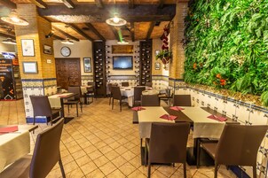 Se sirven almuerzos y cenas, cocina regional