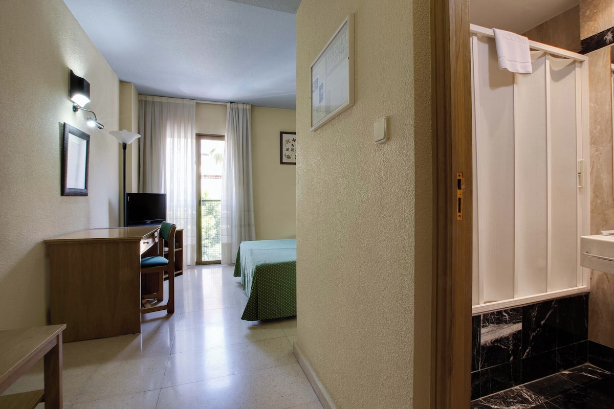 1 sovrum, duntäcken, minibar och värdeförvaringsskåp på rummet