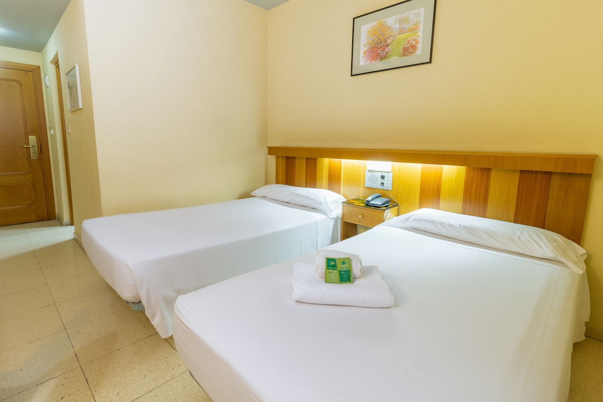 1 habitación, cubrecamas, minibar y caja de seguridad en la habitación 