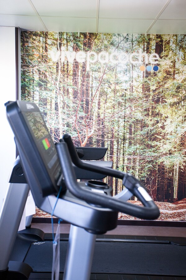 A treadmill with a forest view through the window. - Hotel Pacoche Murcia (Murcia)