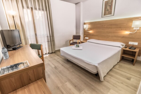 1 habitación, cubrecamas, minibar y caja de seguridad en la habitación