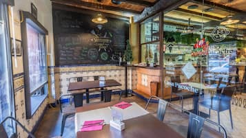 Déjeuner et dßner servis sur place, spécialités Cuisine régionale