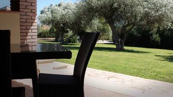 Standard-Dreibettzimmer | Schreibtisch, kostenlose Babybetten, kostenloses WLAN