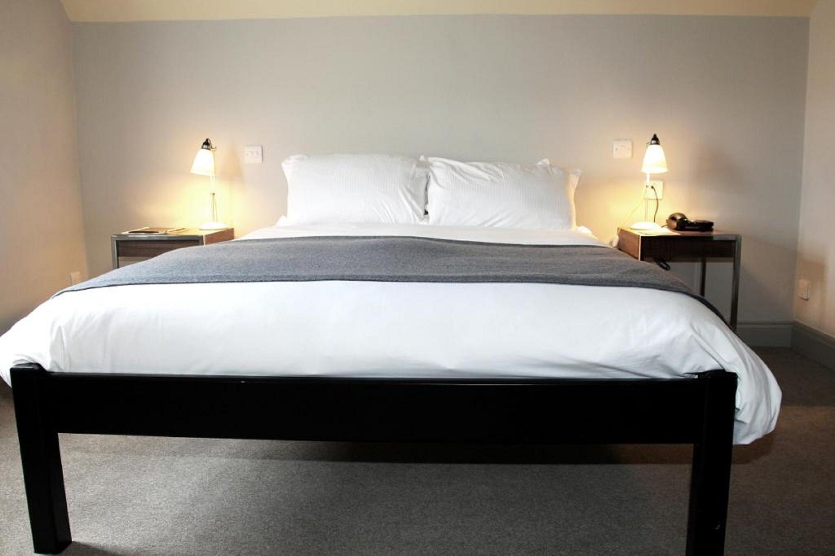 standard twin room | minibar, individually decorated, desk, iron/ironing board